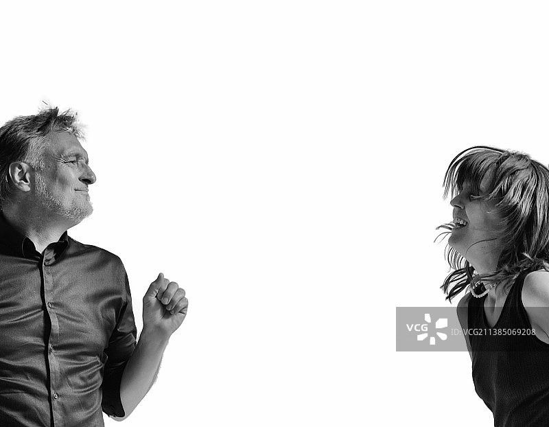 同样的声音，男人和女人在白色背景前图片素材