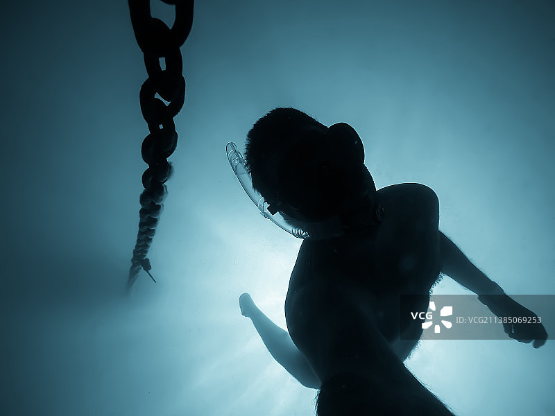 西班牙阿利坎特游泳池中水下人的剪影图片素材