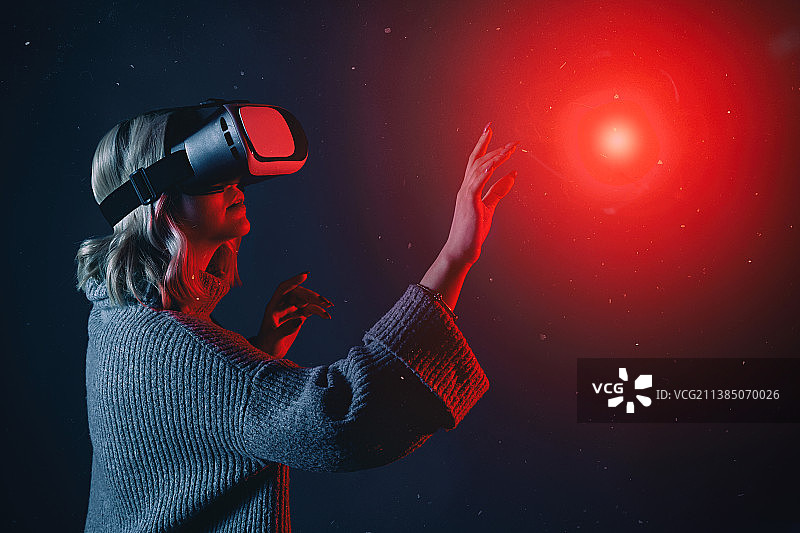 触碰未来：女子佩戴VR设备图片素材