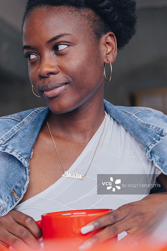 年轻女子坐在安哥拉罗安达的咖啡馆里望向别处图片素材