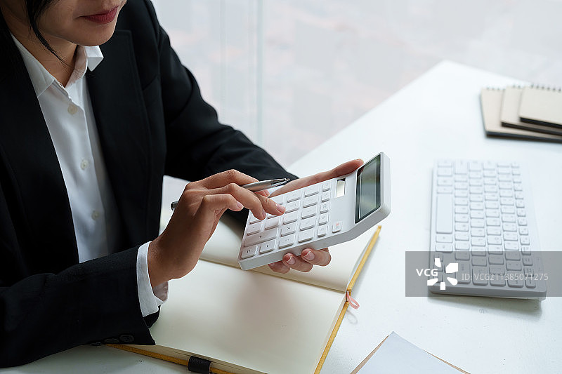 簿记员或财务检查员做报告特写图片素材