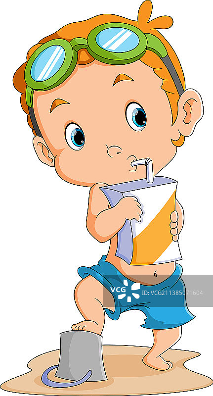 在海滩上喝果汁的男孩图片素材