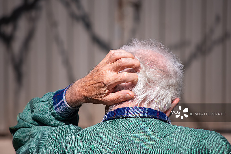 下一步该做什么？头痛的老年男人图片素材