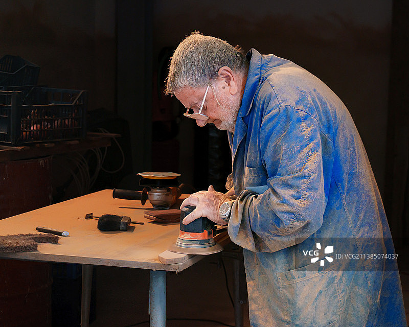 老年男人在工作室木工侧视图图片素材