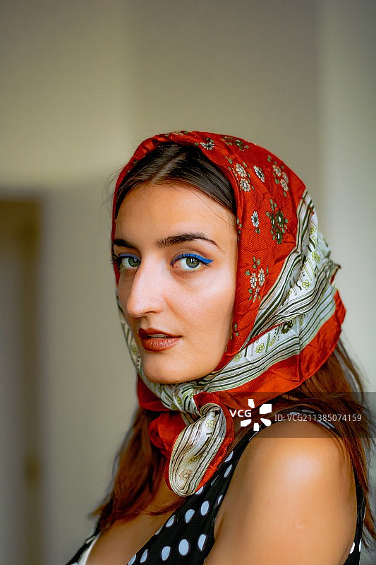 巴尔干风情：戴头巾的年轻女子肖像图片素材