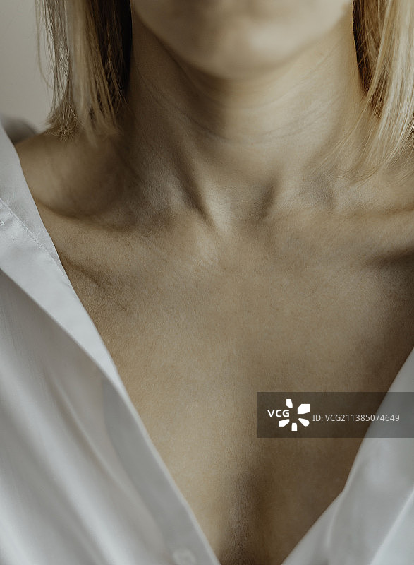 年轻女子颈部和锁骨的特写，颈部有纹路图片素材