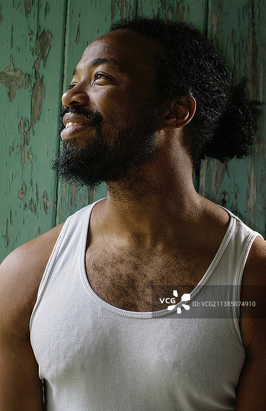 牙买加：靠墙站立，看向远方的男子特写图片素材