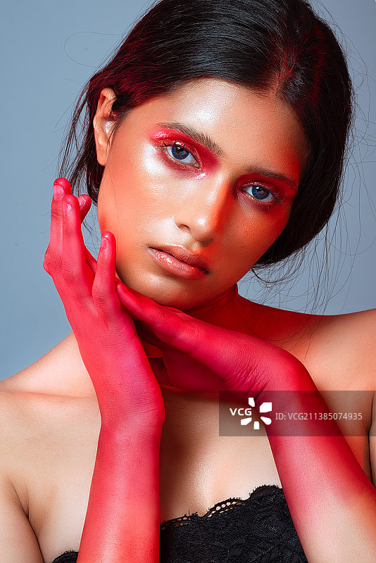 红色手印，印度年轻女性灰色背景妆容特写图片素材