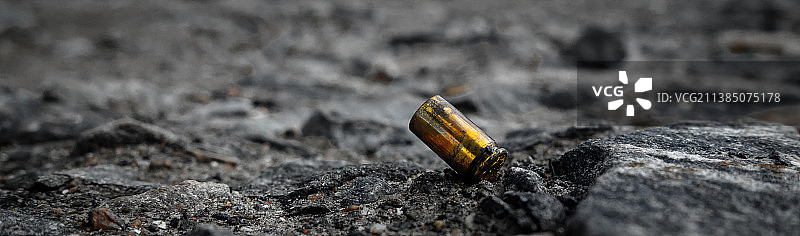 岩石中用过的金属子弹特写全景图片素材