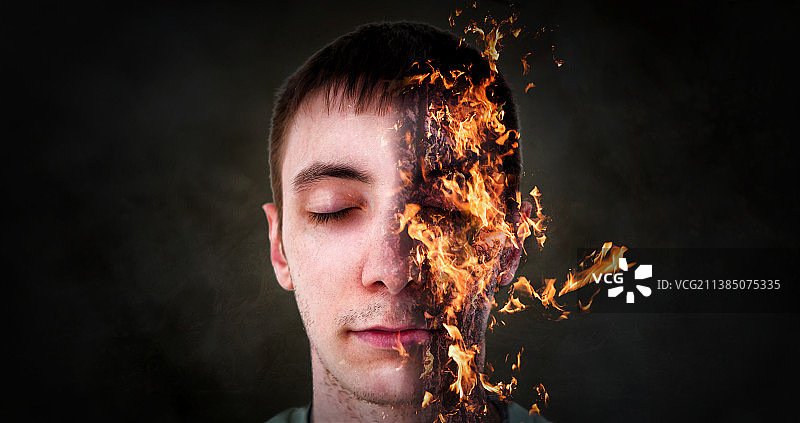 在法国南特黑色背景下闭着眼睛的年轻男人图片素材