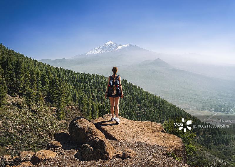 在西班牙特内里费岛泰德火山徒步旅行的年轻女子图片素材