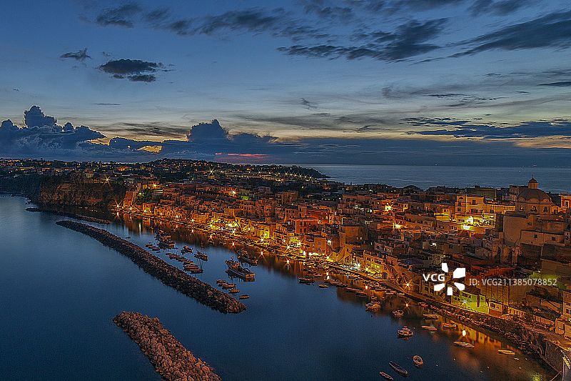 意大利那不勒斯普罗奇达夜间城市海景图片素材