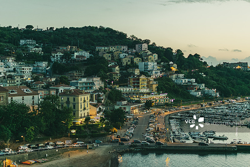 阿格罗波利港口 - 意大利萨莱诺阿格罗波利城市建筑中的河流高角度景观（复古）图片素材