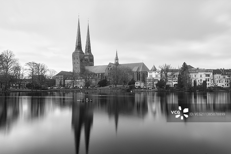 德国：阴天下的河畔建筑景观图片素材