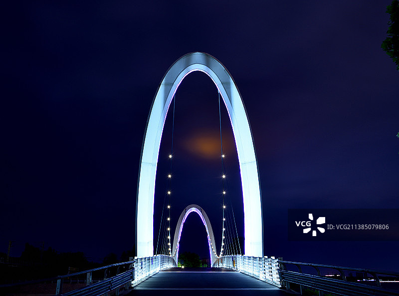 夜色下的孝妇河拱桥图片素材