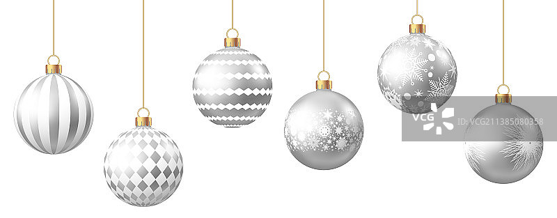 白色背景上的银色圣诞球图片素材