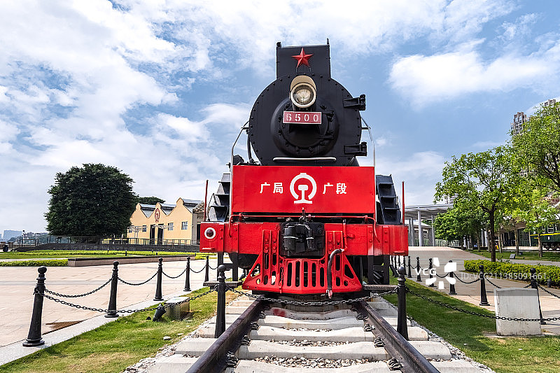 广东省广州铁路博物馆，中国铁路发展历程展览馆，户外展厅铁轨上的机车，火车头图片素材