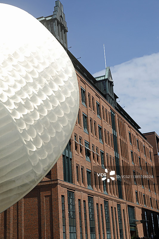 汉堡港口新城Brooktorhafen的办公楼前的大型船舶螺旋桨图片素材