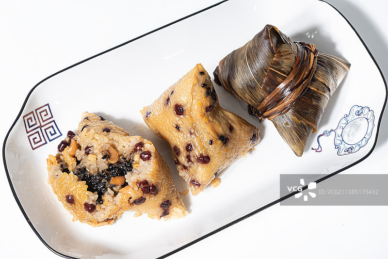 盘子放着三个粽子图片素材