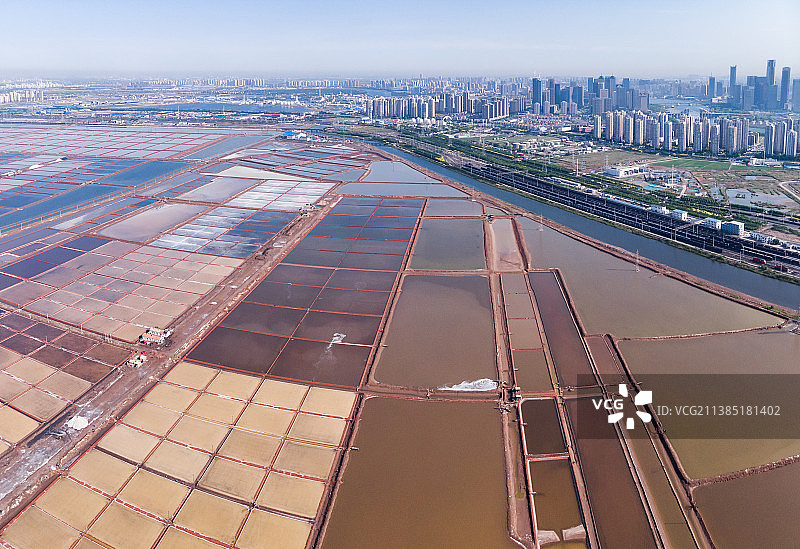 天津滨海新区，塘沽，五彩盐田图片素材