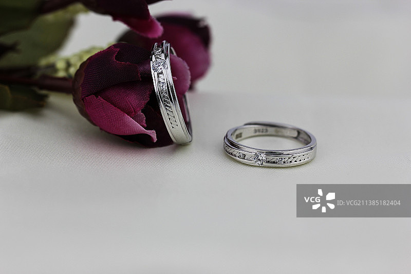 情侣对戒,爱情,情人节,婚姻,银首饰,闪亮的,永远,浪漫,华贵,高雅,时尚设计,宝石,现代商品,礼物图片素材