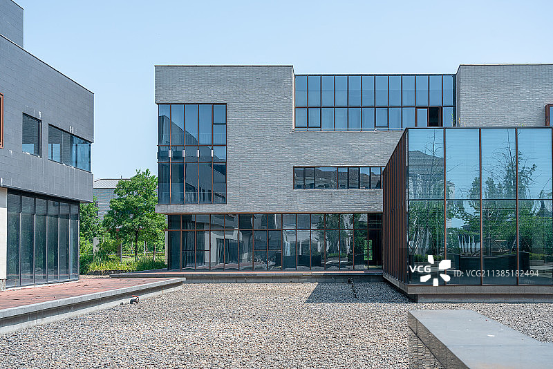 玻璃幕墙装饰的办公场所建筑图片素材