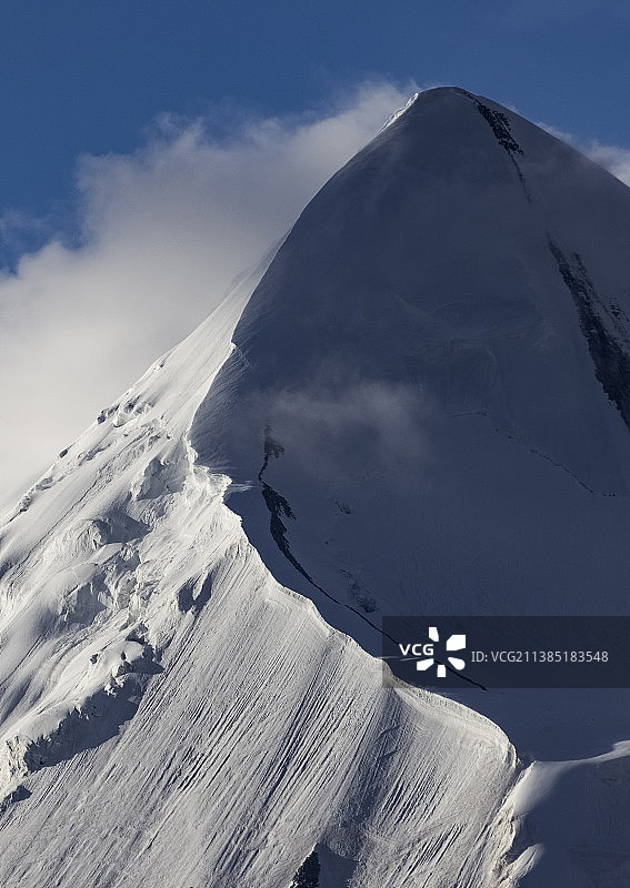 雪山之巅的弧线图片素材