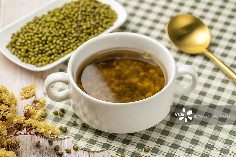 消暑饮品一碗绿豆汤与绿豆特写格子桌布背景图片素材