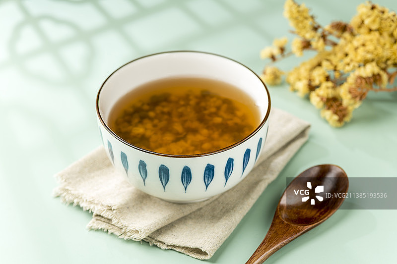 消暑饮品一碗绿豆汤与绿豆特写绿色背景图片素材