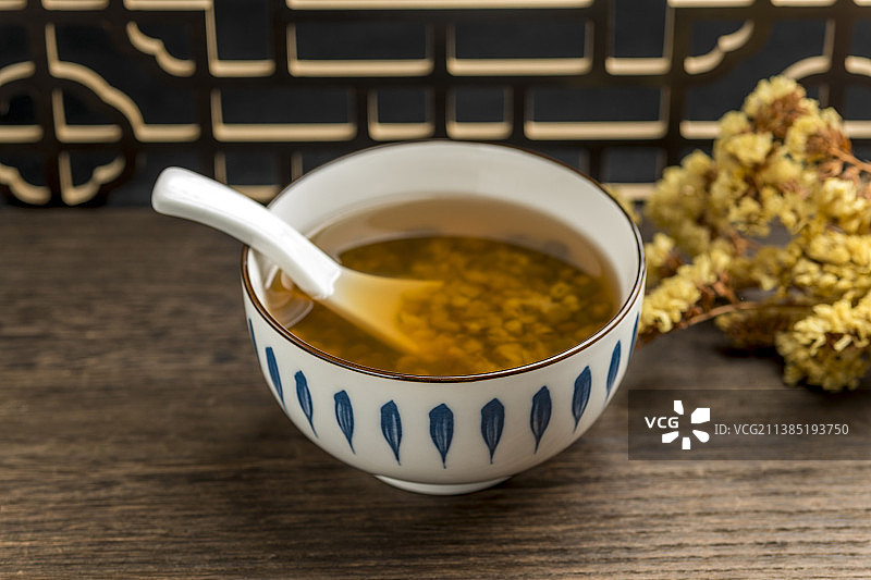 消暑饮品一碗绿豆汤与绿豆特写木桌面背景图片素材