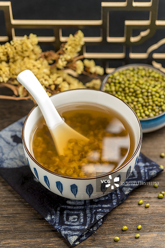 消暑饮品一碗绿豆汤与绿豆特写木桌面背景图片素材