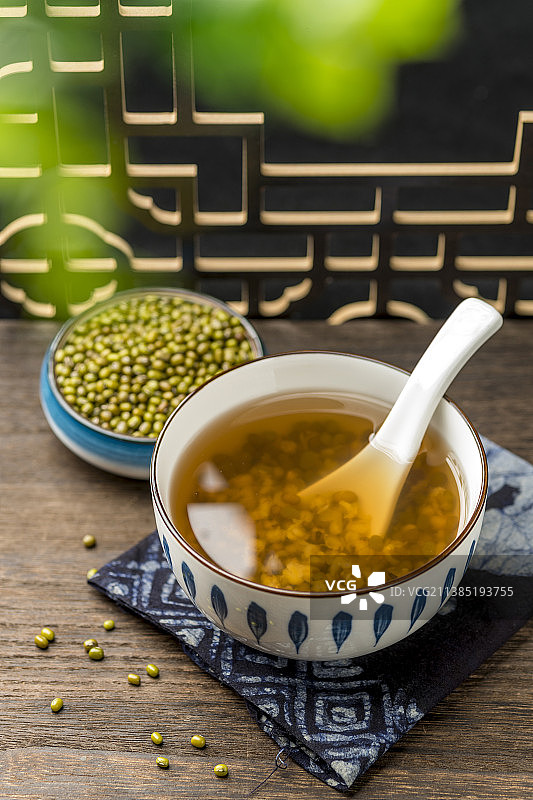 消暑饮品一碗绿豆汤与绿豆特写木桌面背景图片素材