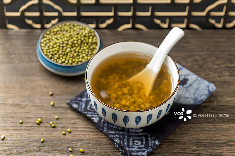 消暑饮品一碗绿豆汤与绿豆特写木桌面背景图片素材