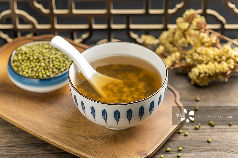 消暑饮品一碗绿豆汤与绿豆特写木桌面背景图片素材
