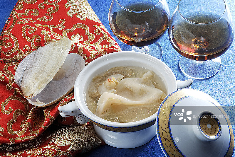 鸡汤氽海蚌       国宴菜肴，丰富营养，滋阴平肝，润肺养颜，味道鲜美。为闽菜首席代表葉肴。图片素材