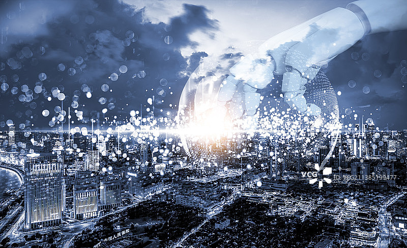 机器人手触摸上海城市网络数据图片素材