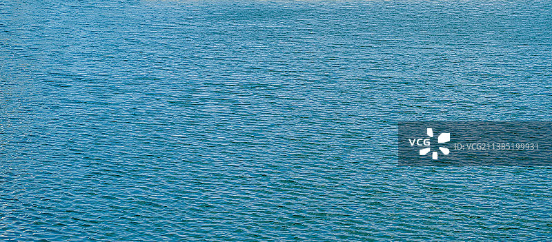 中国自然风光湖泊拍摄主题，碧绿湖泊，水面上的波纹，重复的纹理效果，白色的云彩，户外白昼无人图像摄影图片素材