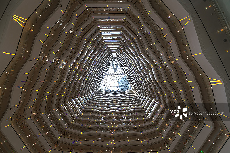 深圳建筑室内空间几何旋梯背景图片素材