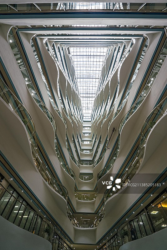 深圳建筑室内空间几何旋梯背景图片素材