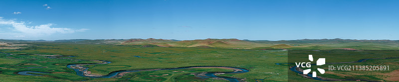 蓝天下的莫日格勒河草原大幅全景图片素材
