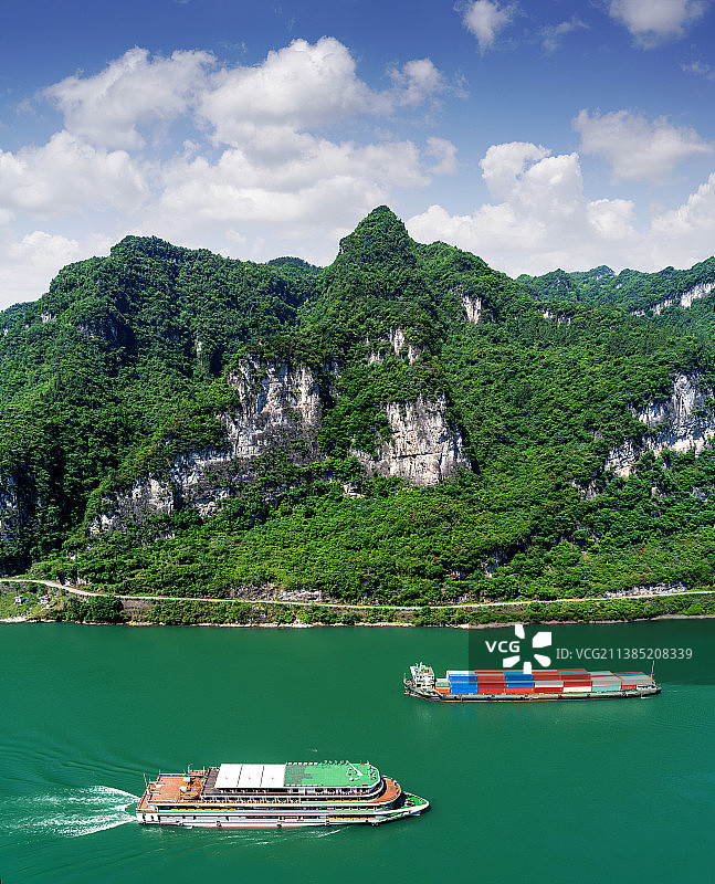 船舶行驶在西陵峡图片素材