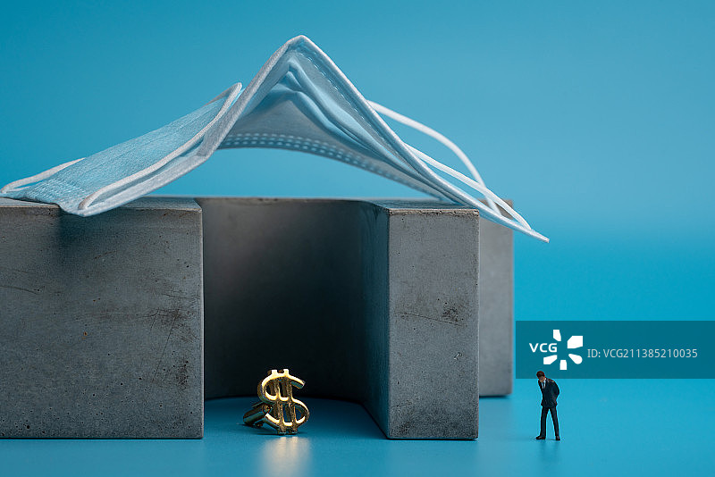 新冠疫情下焦虑男士站在资金边萎缩创意图片素材