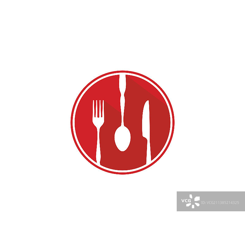 红色圆盘中的勺子、叉子和刀子图片素材