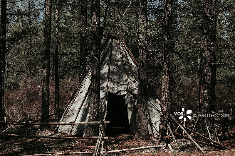 驯鹿民族鄂温克族森林住所撮罗子图片素材