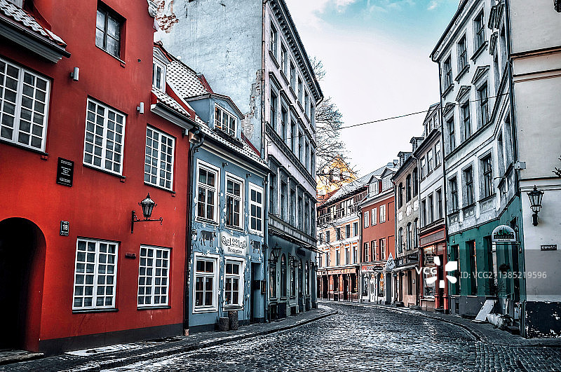 里加清晨城市建筑间的空旷道路图片素材