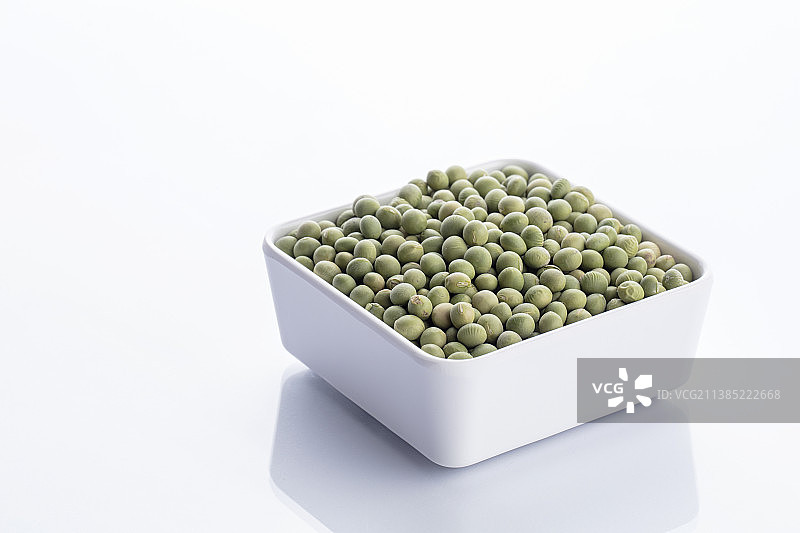 陶瓷碗中的绿豆图片素材