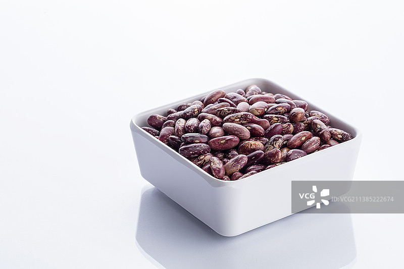 陶瓷碗里的斑豆图片素材