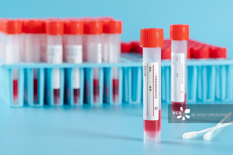 实验室桌子上的红色试管图片素材