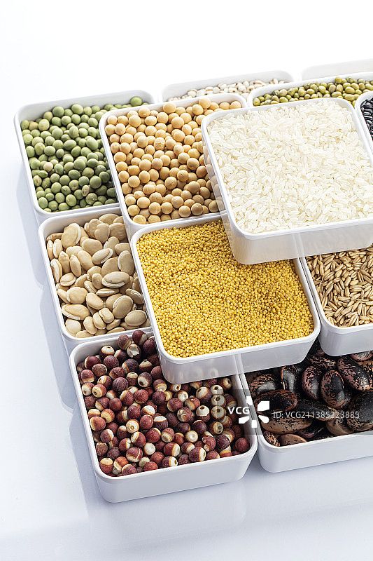 盒子里的各种谷物和豆类图片素材