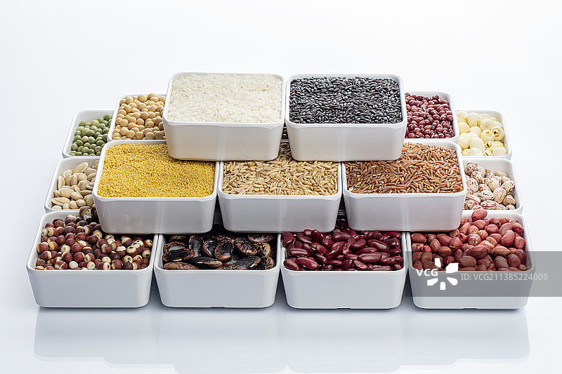 盒子里的各种谷物和豆类图片素材